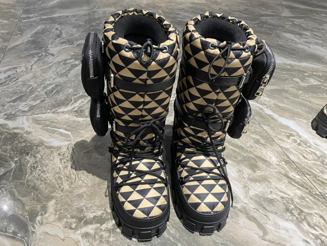 👟👟Ex-factory price 880👟👟 The highest version on the market, Prada's king style, snow boots, ski boots, fat and cute, so cute →_→ From the Prada limited series, unique. Shiny nylon Oblique upper with criss-cross straps for an ideal fit. The boots are made of technical fabric and have a short-cut version. They can be worn in the city or in the mountains. They make the calves slimmer, taller, warmer and have a concave shape. The boots and soles use the original waterproof effect. The size is 35-40. 41Customized